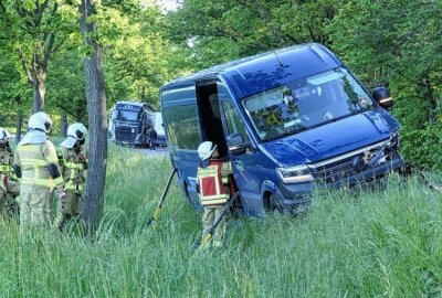 B107: Frontalcrash mit Kleinbus - Kinder verletzt - Frontalzusammenstoß auf der B107. Foto: Sören Müller