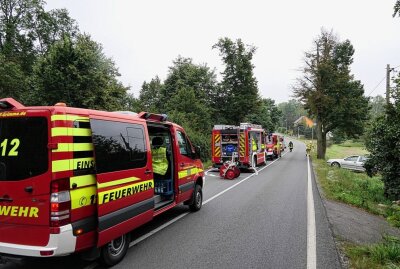 B107: PKW prallt gegen Baum und gerät in Brand - Auf der B107 kam es heute zu einem Unfall. Foto: Sören Müller