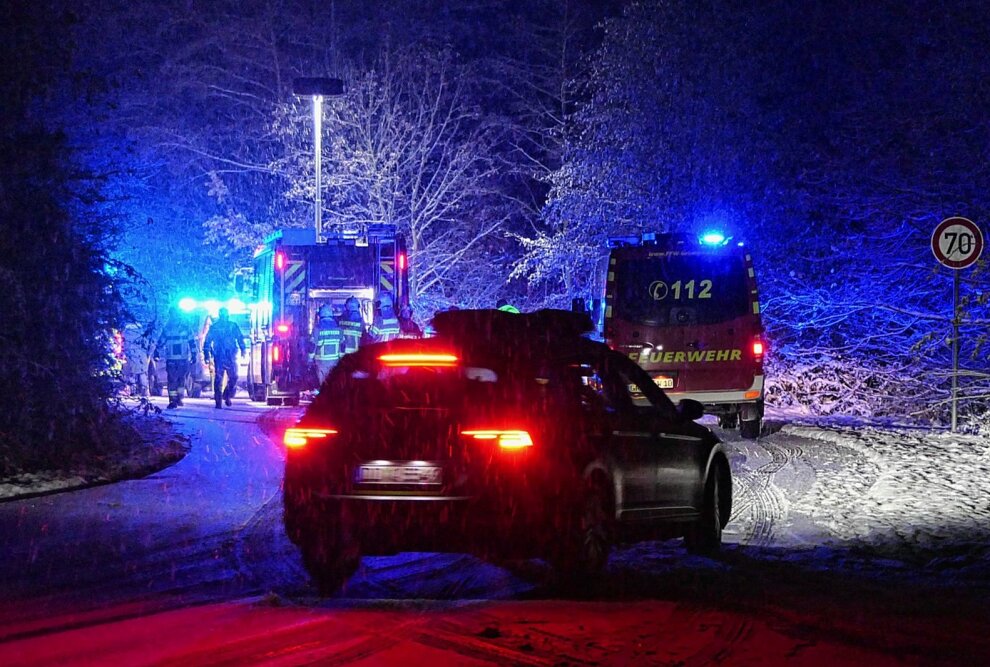 B107: PKW überschlägt sich und landet im Graben - Am späten Donnerstagabend kam es in Grimma zu einem schweren Unfall. Foto: Sören Müller