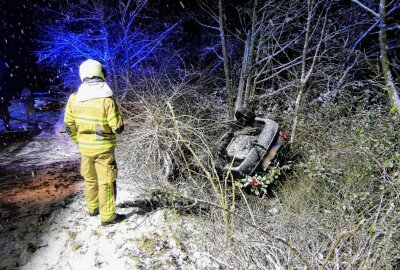 B107: PKW überschlägt sich und landet im Graben -  Trotz des heftigen Unfalls wurde die Fahrerin nur leicht verletzt. Foto: Sören Müller