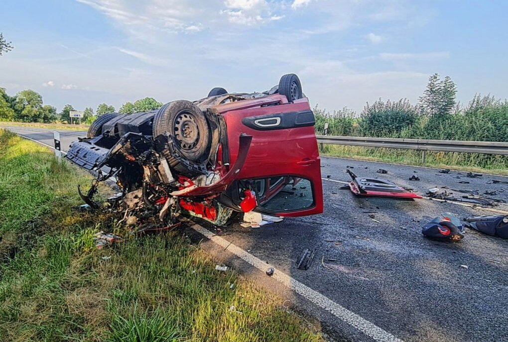 B169 bei Döbeln: Autofahrer stirbt bei Crash mit LKW - Ein tödlicher Unfall ereignete sich am Dienstagnachmittag auf der B169 bei Döbeln. Foto: LausitzNews