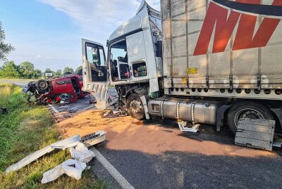 B169 bei Döbeln: Autofahrer stirbt bei Crash mit LKW - Ein tödlicher Unfall ereignete sich am Dienstagnachmittag auf der B169 bei Döbeln. Foto: LausitzNews