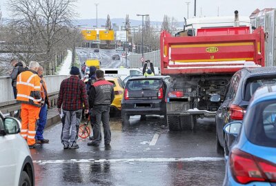 B173: 21 Fahrzeuge nach Wintereinbruch zusammengestoßen - Verkehrschaos auf der B173. Foto: Roland Halkasch