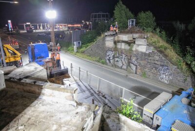 B173 bei Freiberg: 20 Tonnen schweres Brückenteil abgerissen - Brückenabriss auf der B173 in Freiberg. Foto: Marcel Schlenkrich