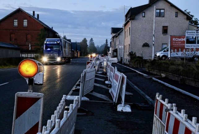 Der Fußgängerweg auf der Ernst-Thälmann-Straße in Reitzenhain (B174) in Richtung tschechischer Grenze wird aktuell gebaut. Foto: Daniel Unger