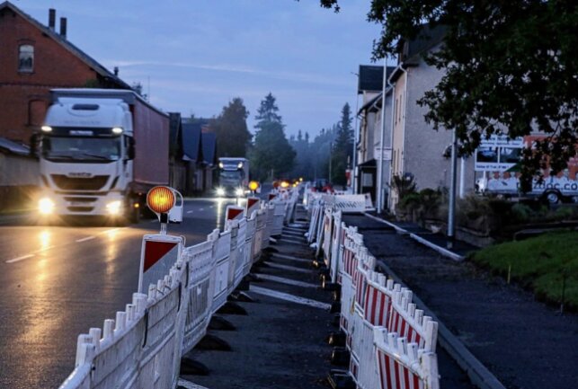 Der Fußgängerweg auf der Ernst-Thälmann-Straße in Reitzenhain (B174) in Richtung tschechischer Grenze wird aktuell gebaut. Foto: Daniel Unger