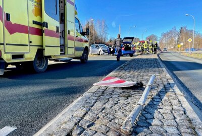 B93 bei Schneeberg nach Unfall mit zwei Verletzten halbseitig gesperrt - Auf der B 93 kam es zu einem Unfall wobei zwei Personen verletzt wurden. Foto: Daniel Unger