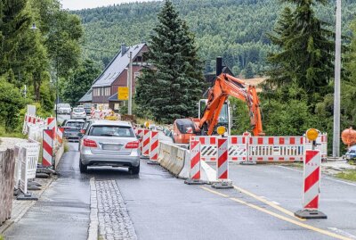 B95 wochentags in den Sommerferien gesperrt - Bis zum 27.08.2022 soll an der B95 in Hammerunterwiesenthal nahe dem Abzweig nach Neudorf, der Straßenrand erneuert werden. Foto: André März