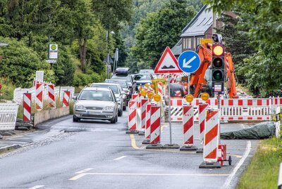B95 wochentags in den Sommerferien gesperrt - Bis zum 27.08.2022 soll an der B95 in Hammerunterwiesenthal nahe dem Abzweig nach Neudorf, der Straßenrand erneuert werden. Foto: André März