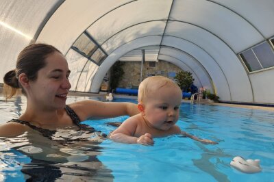 Baby-Shooting unter Wasser: Das Festhalten besonderer Momente - Intime Momente im warmen Wasser Mütter mit ihren Babys begeben sich in das großzügige 12,5 mal 5 Meter große Becken, das angenehme 30 Grad warm ist.