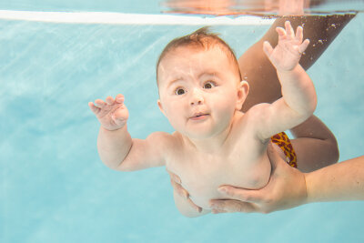 Baby-Shooting unter Wasser: Das Festhalten besonderer Momente - Beim Babyschwimmen steht das Unterwassershooting an.