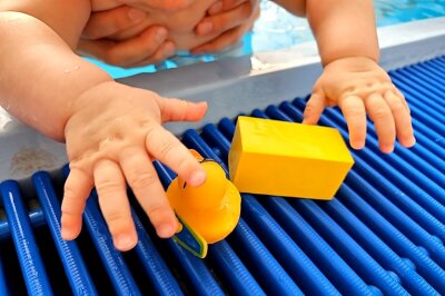 Baby-Shooting unter Wasser: Das Festhalten besonderer Momente - Die Kleinen plätschern vertrauensvoll mit ihren noch winzigen Händen und Füßen im Wasser, spielen mit Badeenten oder bunten Bausteinen. 
