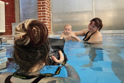 Baby-Shooting unter Wasser: Das Festhalten besonderer Momente - Gleich entsteht ein schönes Foto unter Wasser.