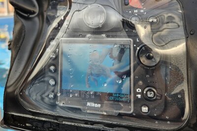 Baby-Shooting unter Wasser: Das Festhalten besonderer Momente - Hier kann man schon das Ergebnis anschauen. Die Kamera ist wassergeschützt eingepackt.
