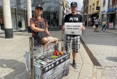 "Baby" wird in Zwickauer Innenstadt gegrillt - PETA wendet sich mit aufsehenerregender Aktion an Bürgerinnen und Bürger. Foto: Mike Müller