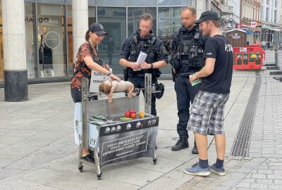 "Baby" wird in Zwickauer Innenstadt gegrillt - Die PETA-Aktion wird sich von allen Seiten angeschaut. Foto: Mike Müller