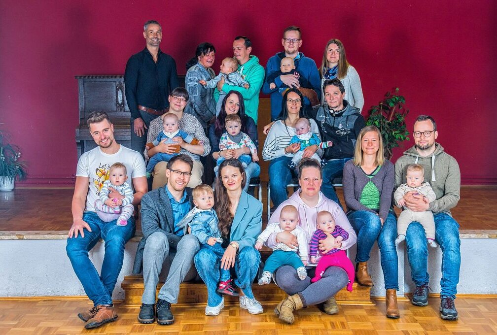 Alle Kinder, die im vergangenen Jahren in Jahnsdorf und deren Ortsteilen geboren wurden, trafen sich am Montag zusammen mit ihren Eltern im Vereinssaal. Foto: ERZ-Foto/Georg Ulrich Dostmann