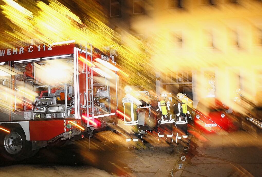 Bad Brambacher Einfamilienhaus steht in Flammen - Gegen 23 Uhr hatte die Feuerwehr das Feuer erstmals gelöscht, musste gegen 6.30 Uhr allerdings noch einen erneuten Brandausbruch löschen. Symbolbild: Harry Härtel/Härtelpress