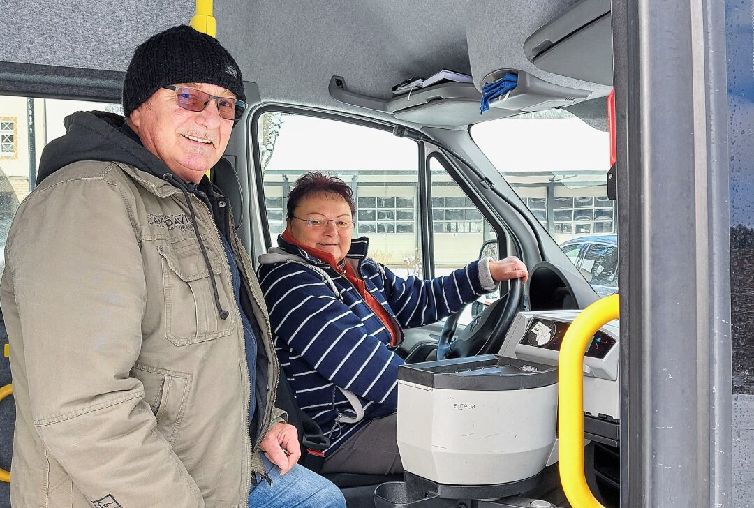Bad Elster: Neue ehrenamtliche Fahrerin im Bürgerbus - Die neue Bürgerbus-Fahrerin Sabine Seidel (blaue Jacke) wurde von Fahrerkollege Joachim Hendel herzlich begrüßt. Foto: Karsten Repert