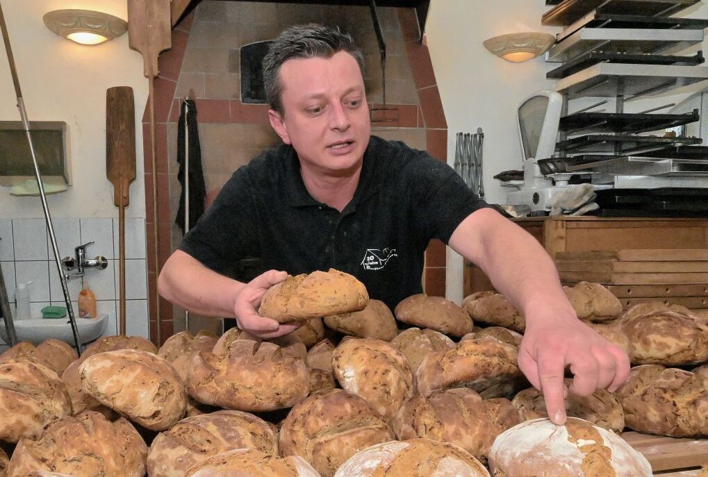 Im Backhaus in Bad Schlema sind zum Backtag 300 Brote gebacken worden. Im Bild: Sebastian Lamm vom Backhaus-Verein. Foto: Ralf Wendland