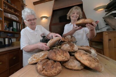  Im Backhausverein werden verschiedene Brote gebacken - im Bild die Vereinsmitglieder Helga Fiedler (li.) und Jacqueline Müller.