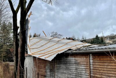 Bad Schlema: Sturmtief "Ylenia" deckt Dach ab - Starker Wind löste das Dach eines Flachbaus in Bad Schlema ab. Foto: Daniel Unger