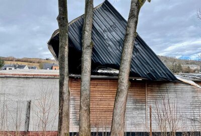 Bad Schlema: Sturmtief "Ylenia" deckt Dach ab - Starker Wind löste das Dach eines Flachbaus in Bad Schlema ab. Foto: Daniel Unger