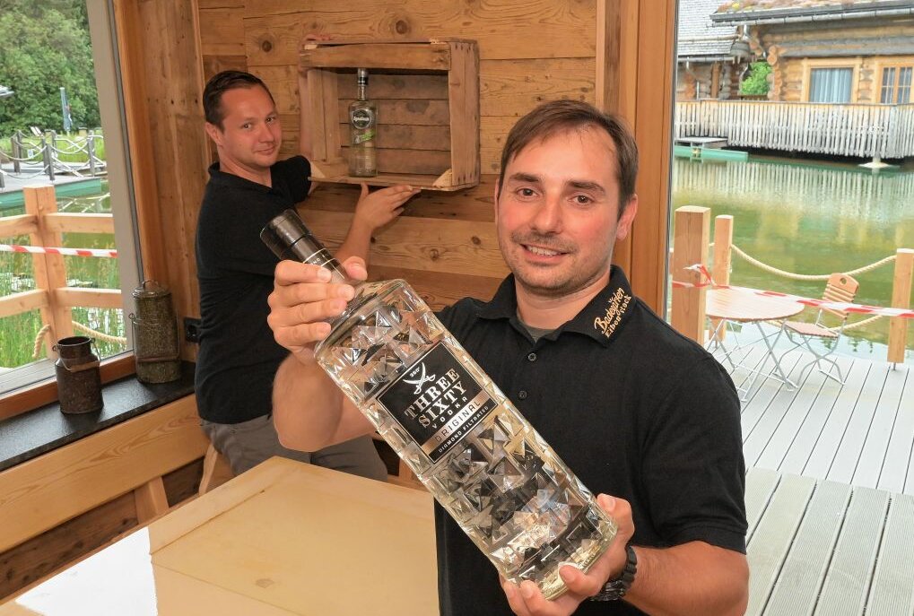 Die Badegärten Eibenstock sind auf dem Weg zu einer der größten Wodka-Sammlungen - im Bild Betriebsleiter Roberto Fricker (vorn) und Marketing-Manager Rene Wisgickl (hinten) Foto: Ralf Wendland