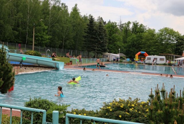 Badespaß im Waldbad Rodau: In den vogtländischen Bädern ist der Andrang 2021 eher überschaubar. Foto: Simone Zeh