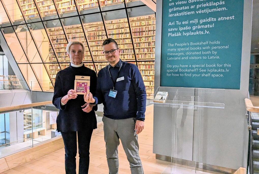 Badewannen-Lektüre ist Teil von Lettlands Nationalbibliothek - Verleger Jens Korch übergibt ein Exemplar an Anna Muhka. Foto: Verlag