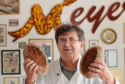 Innungsobermeister Wolfgang Meyer mit dem Brot kreiert für das Kulturhauptstadtjahr 2025. Foto: Harry Haertel