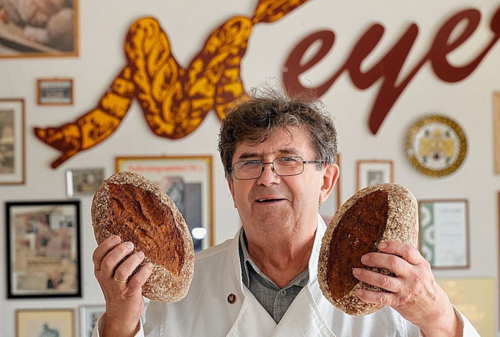 Bäcker wollen ein Kulturhauptstadtbrot - Innungsobermeister Wolfgang Meyer mit dem Brot kreiert für das Kulturhauptstadtjahr 2025. Foto: Harry Haertel