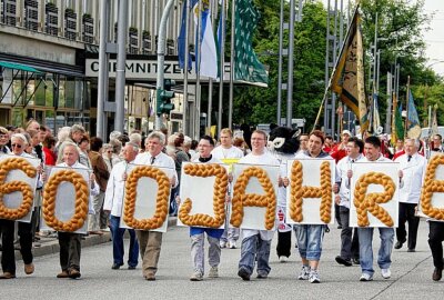  Museumsnacht in Chemnitz wird mit dem Marsch der Bäckerinnung zur 600 Jahr Feier auf den Theaterplatz eröffnet. Foto: Harry Haertel