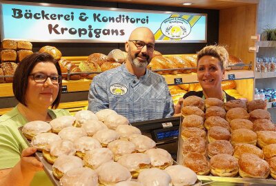 Bäckerei Kropfgans gewinnt das Pfannkuchenvoting in Plauen - Doreen Köcher (links) und Cindy Schellenberg gehören zum Team von Ronny Kropfgans. Dessen Bäckerei hat das Pfannkuchenvoting in Plauen gewonnen. Foto: Karsten Repert