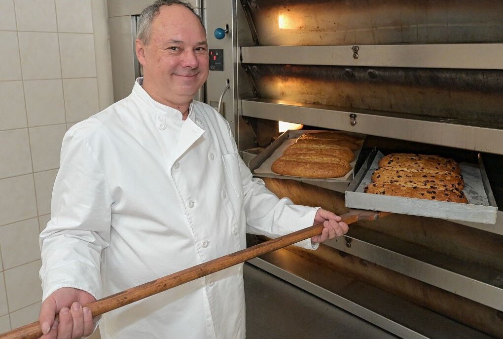 Bäckerei Schmidt hat 129 Jahre altes Stollenrezept - In der Bäckerei von Heiko Schmidt wird seit Mitte Oktober Stollen gebacken und der ist deutschlandweit gefragt. Foto: Ralf Wendland