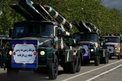 Baerbock bei Krisengesprächen: Besonnenheit gegenüber Iran - In Teheran werden zum Tag der Armee Raketen auf Lastwagen transportiert. Bei einem Auftritt bei der Parade warnte der iranische Präsident Raisi Israel vor jeder militärischen Aktion gegen den Iran.