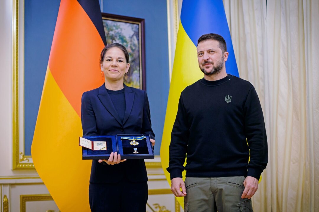 Baerbock in Kiew: Appell für Unterstützung bei Luftabwehr - Der ukrainische Präsident Wolodymyr Selenskyj zeichnete Außenministerin Annalena Baerbock mit dem Jaroslaw-Orden aus.
