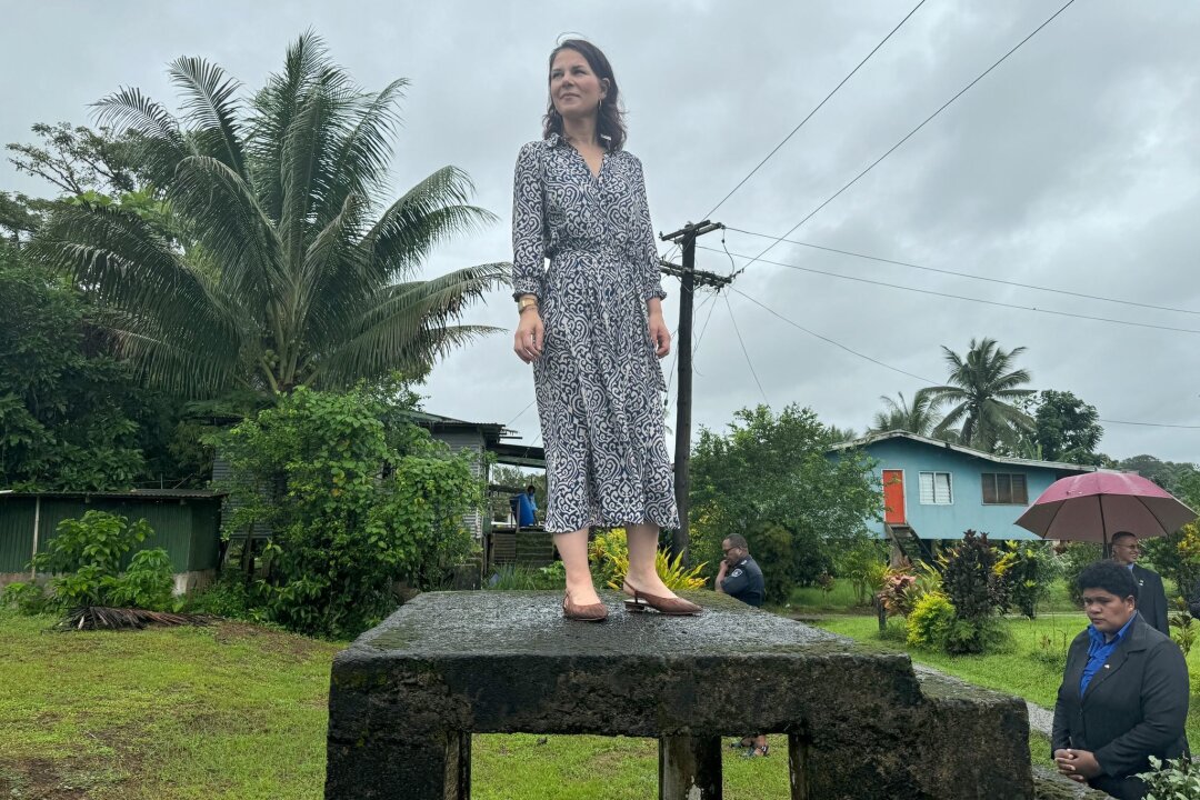 Baerbock sichert Pazifik-Staaten Hilfe zu - Die deutsche Außenministerin Annalena Baerbock besichtigt ein Dorf auf den Fidschi-Inseln, welches wegen Überschwemmungen umgesiedelt wird.