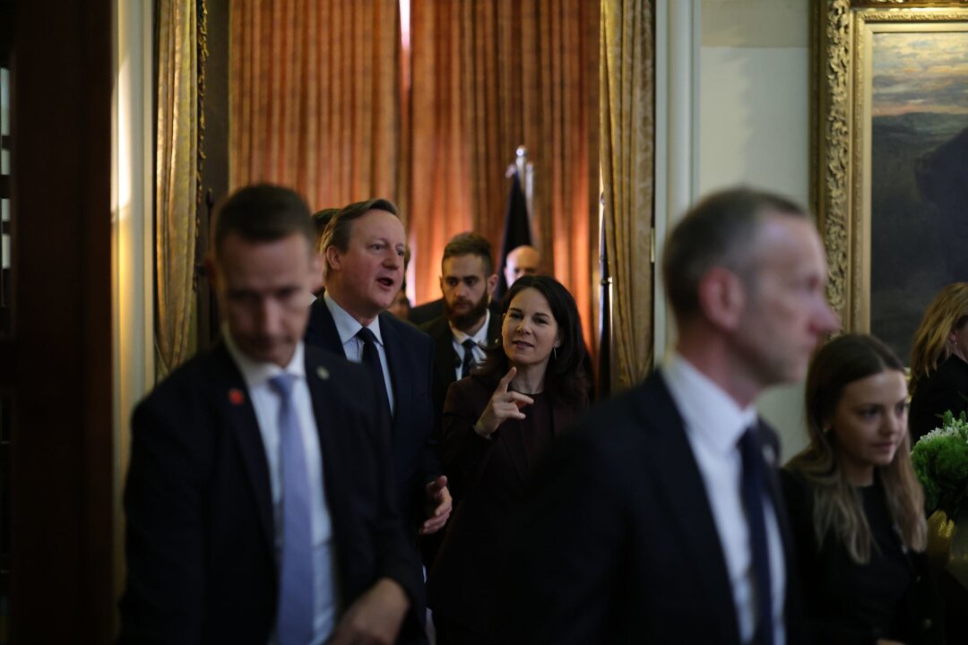 Baerbock und Cameron zu Krisengesprächen in Israel - Bundesaußenministerin Annalena Baerbock (2.v.r.) und der britische Außenminister David Cameron.