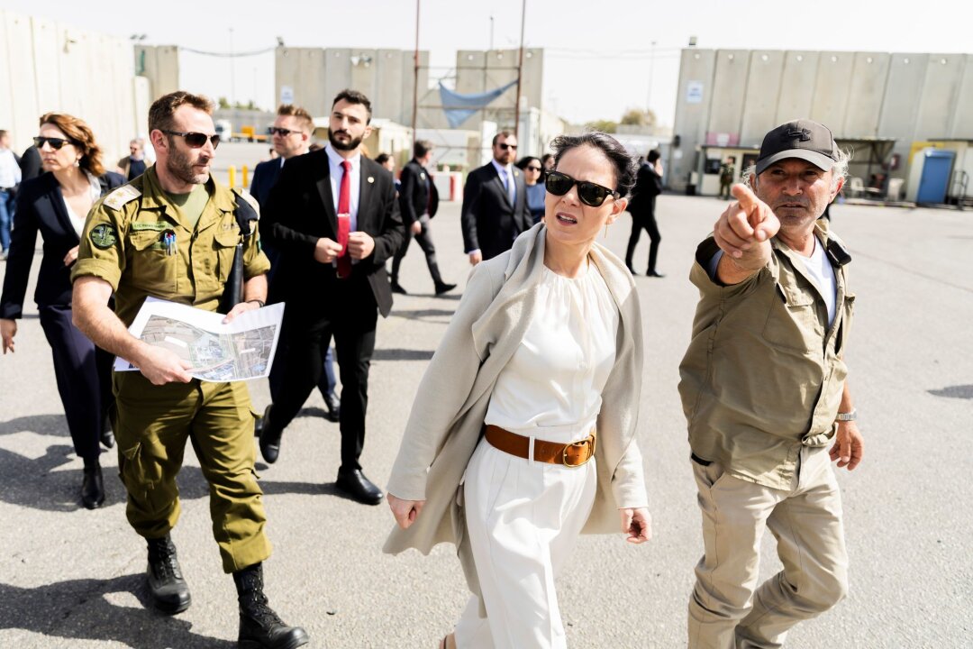 Baerbock will stockende Hilfslieferungen nach Gaza ankurbeln - Bei ihrem Besuch in Israel schaut sich Annalena Baerbock die Abfertigung von Hilfsgütern am Grenzübergang Kerem Schalom im Süden des Landes an.