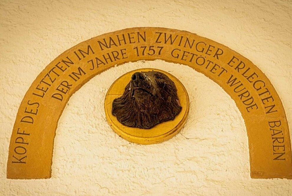 Bärenkopf aus Schloss Augustusburg gestohlen -  Wie heute Morgen festgestellt wurde, haben Unbekannte am Torbogen des Nordportals eine Gipsnachbildung eines Bärenkopfes gestohlen. Foto: Polizei Chemnitz