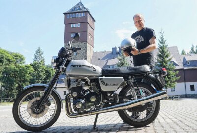 Bärensteiner baut hubraumstärkstes Zweitaktmotorrad der Welt - Gerald Richter mit seiner ZTZ 1100 auf dem Bärenstein-Gipfel. Foto: Thomas Fritzsch/PhotoERZ