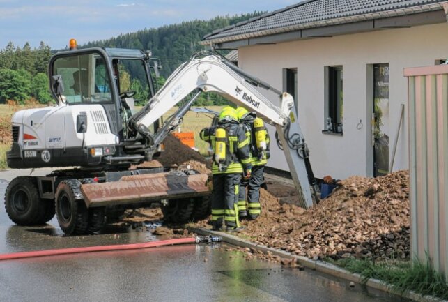 Bagger beschädigt eine Gasleitung in Eibenstock. Foto: Niko Mutschmann