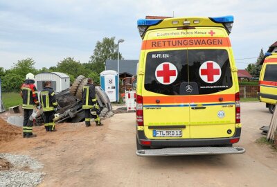 Bagger umgekippt: Zwei Verletzte in Hartha - Auf einer Baustelle am Birkenweg kippte ein Bagger in die Baugrube. Foto: Roland Halkasch