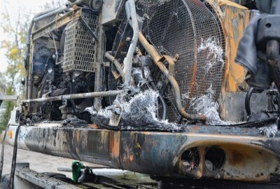 Baggerbrand in Leipzig: Ermittlungen wegen Brandstiftung und Zeugenaufruf - In Leipzig wurden zwei Bagger in Brand gesetzt. Foto: Anke Brod