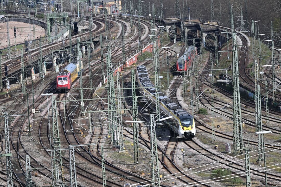 Bahn verspricht mehr Verlässlichkeit - Die Gleisfläche des milliardenschweren Bahnprojekts Stuttgart 21, bei der der Stuttgarter Hauptbahnhof unter die Erde verlegt werden soll.