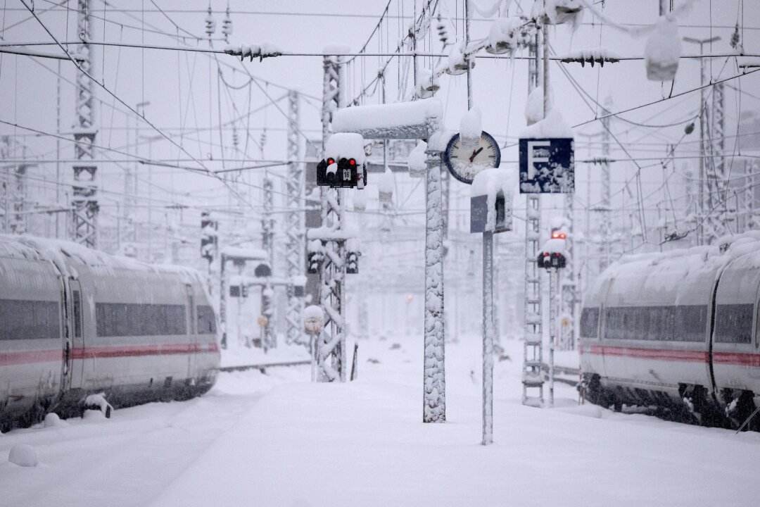 Bahn: Wann gibt es bei Winterwetter noch Entschädigungen? - Starker Schneefall und Eisregen: Können Bahnunternehmen nachweisen, dass "extreme Witterungsbedingungen" geherrscht haben, müssten sie laut den zugrundeliegenden EU-Regeln keine Entschädigungen zahlen.