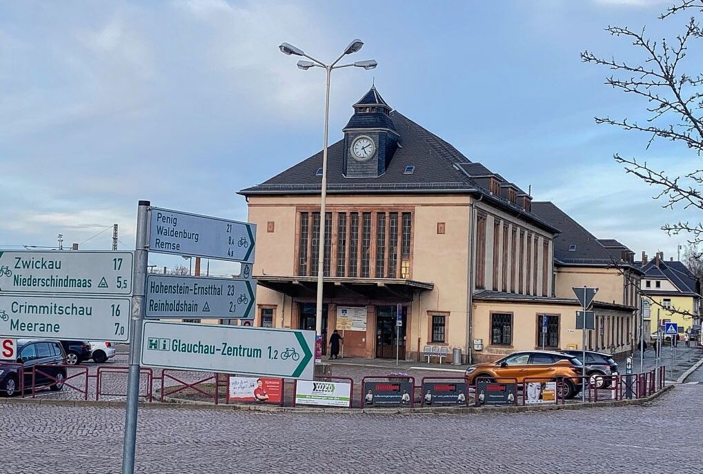 Bahnhof in Glauchau bekommt Frischekur - Die Sanierungsarbeiten im Bahnhof in Glauchau haben im März 2023 begonnen. In einer ersten Etappe geht es um die Keller-Trockenlegung. Foto: Frenzel