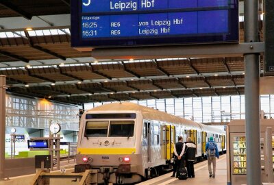 Bahnstrecke zwischen Leipzig und Chemnitz wird zweigleisig - Die RE 6 fährt zwischen Chemnitz und Leipzig. Symbolbild. Foto: Harry Härtel/ Härtelpress