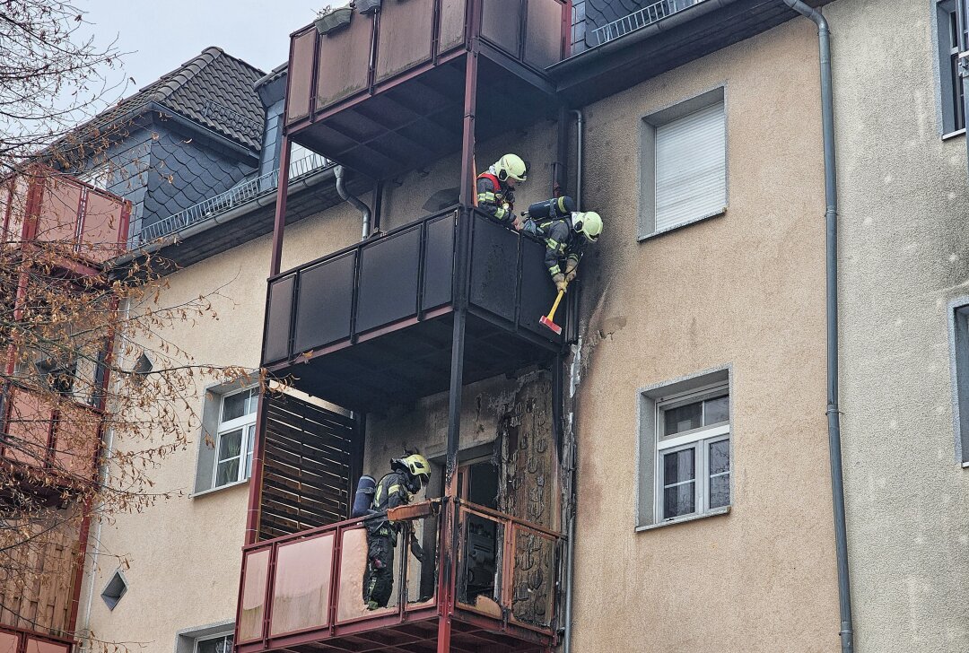 Balkon-Brand in Zwickau: Ursache noch unklar - Der Brand breitete sich über die Fassade aus. Foto: Mike Müller